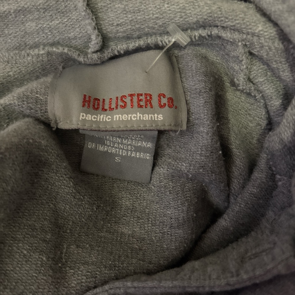hollister - Picture 4 of 4
